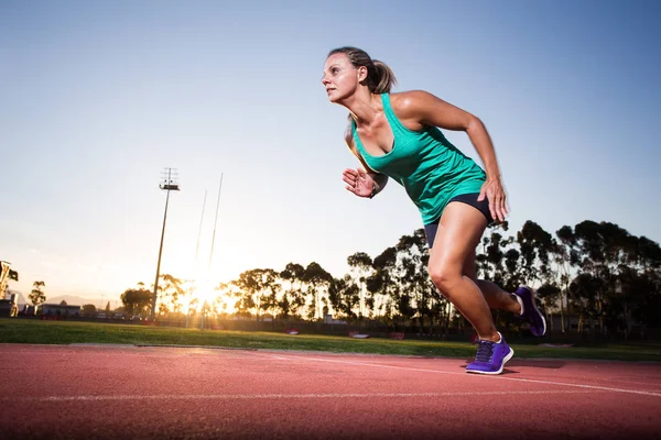 Ajuste mujer atleta primavera — Foto de Stock