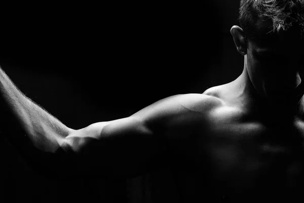 Modelo de aptidão masculina mostrando músculos — Fotografia de Stock