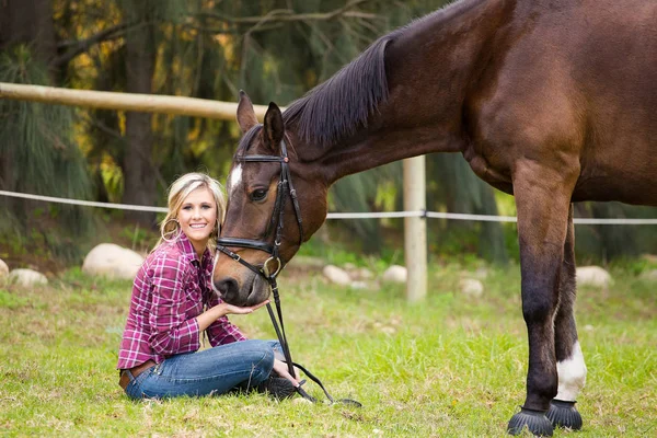 Schöne Eleganz Cowgirl mit Pferd — Stockfoto