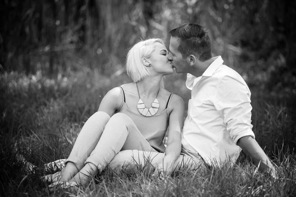 Jovem casal em um dia de verão em um parque . — Fotografia de Stock