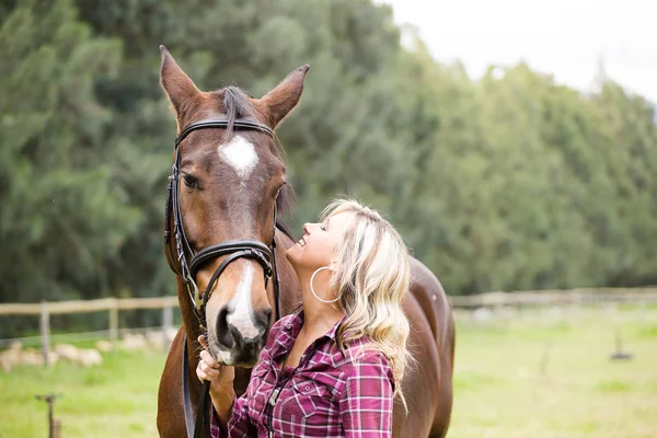 Bella eleganza cowgirl con cavallo — Foto Stock