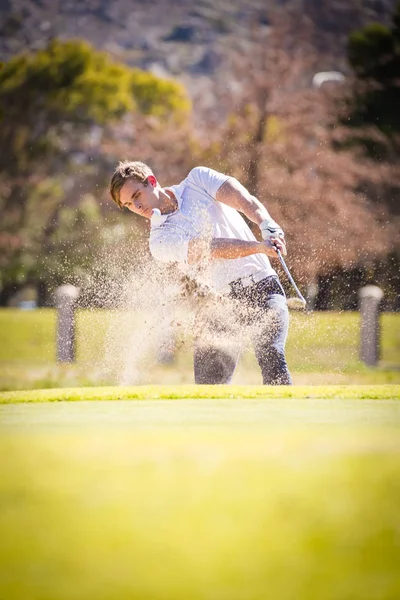 Golfista planejando seu tiro para o alfinete — Fotografia de Stock