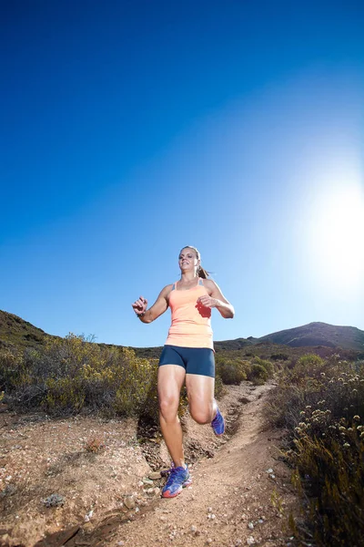 Vrouwelijke triatleet uitgevoerd op een parcours — Stockfoto
