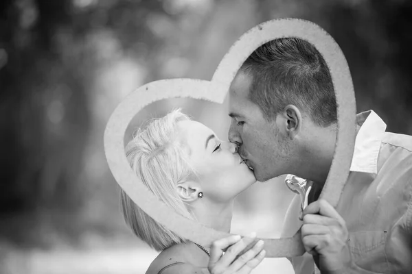 Jovem casal em um dia de verão em um parque . — Fotografia de Stock