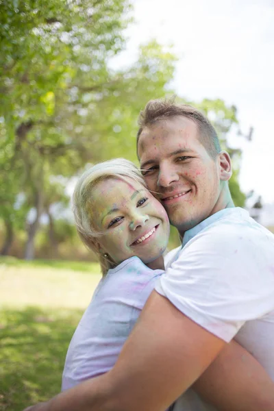 Par leker med färgglada färgpulver — Stockfoto