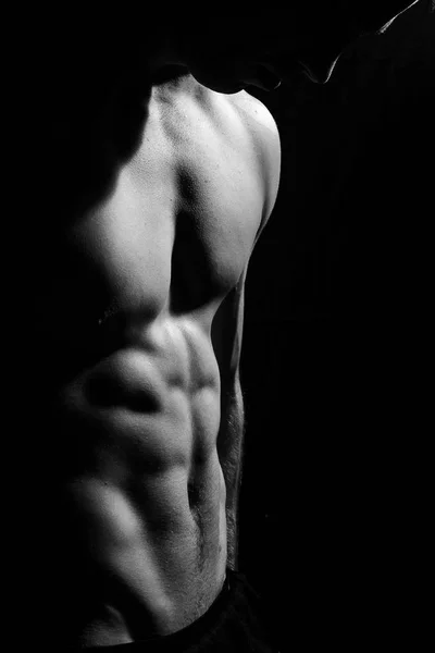 Modelo de aptidão masculina mostrando músculos — Fotografia de Stock