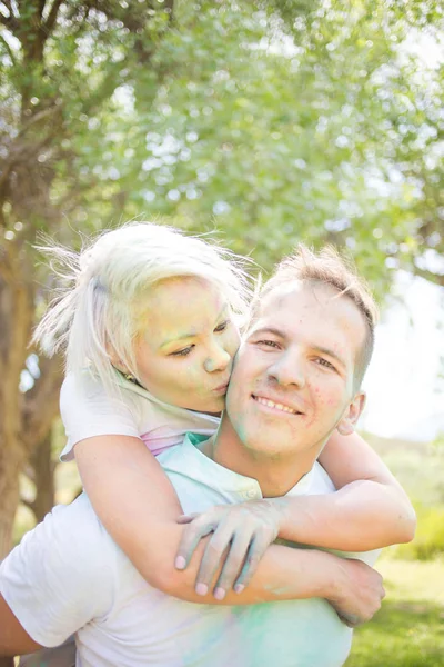 Pareja jugando con colorido polvo de pintura — Foto de Stock