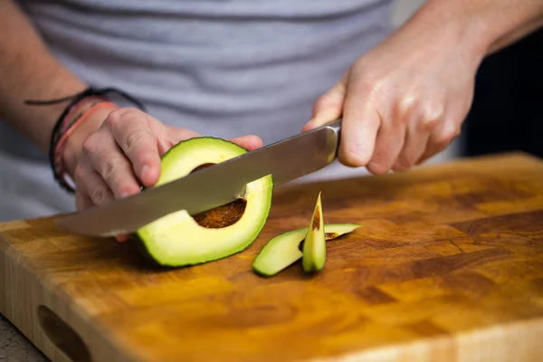 Primer plano de un aguacate sano verde y maduro — Foto de Stock