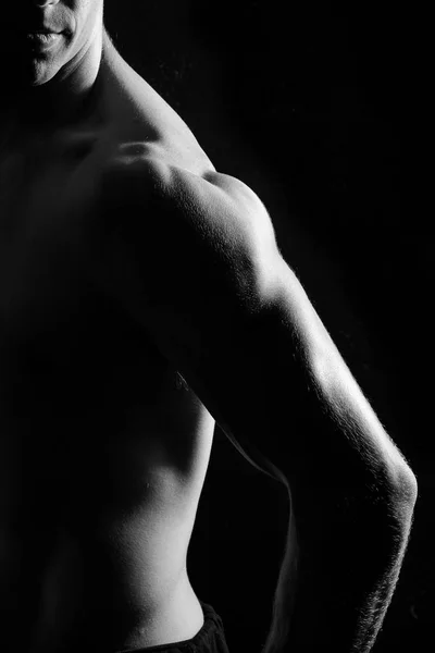 男性健身模型显示肌肉 — 图库照片