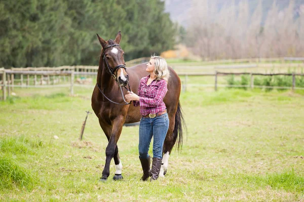 Schöne Eleganz Cowgirl mit Pferd — Stockfoto