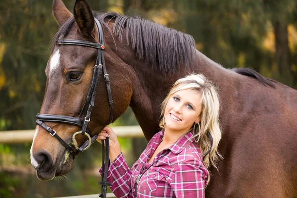 Bella eleganza cowgirl con cavallo — Foto Stock