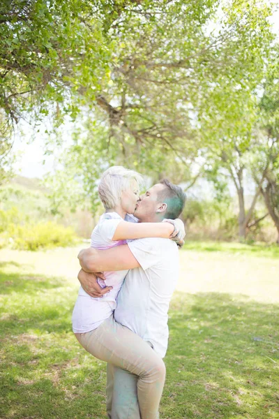 Casal brincando com pó de tinta colorida — Fotografia de Stock