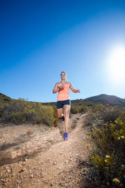 Жінка-триатлоністка біжить по стежці — стокове фото
