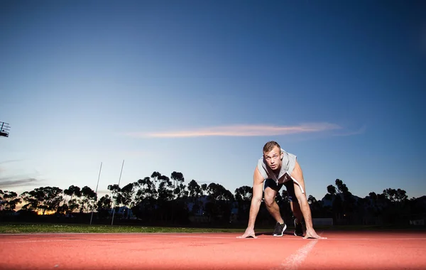 Erkek fitness modeli eğitim sprinting için — Stok fotoğraf