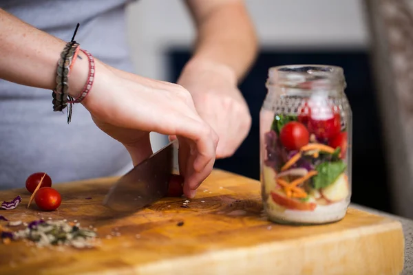 Bir kavanoz içinde sağlıklı taze salata — Stok fotoğraf