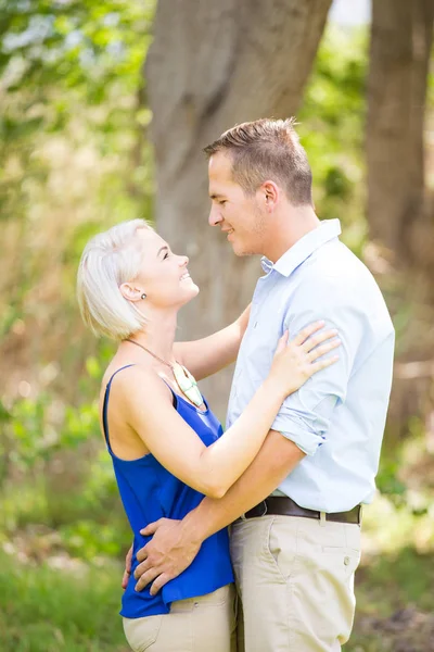 Pareja joven en un día de verano en un parque . — Foto de Stock