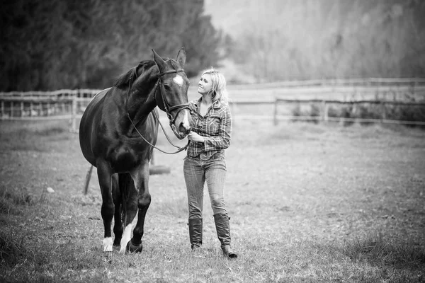 Schöne Eleganz Cowgirl mit Pferd — Stockfoto