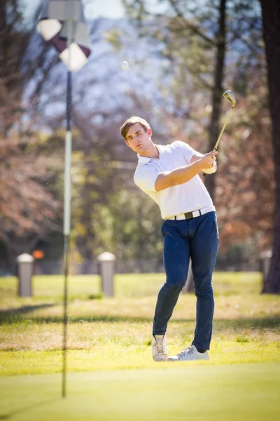 Golfista plánování jeho střelu pin — Stock fotografie