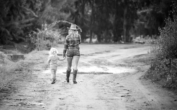 Kvinna med liten flicka promenader — Stockfoto