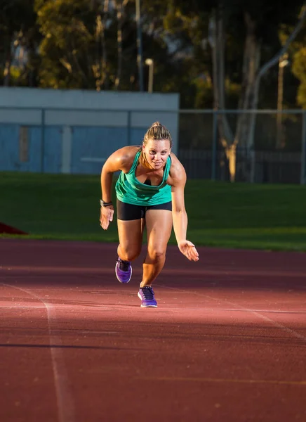 Ajuste mujer atleta primavera — Foto de Stock