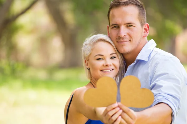 Pareja joven en un día de verano en un parque . — Foto de Stock