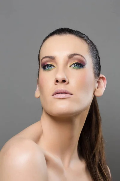 Foto de la cabeza de una modelo femenina vestida con maquillaje erguido — Foto de Stock