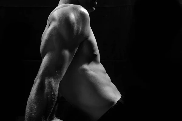 Modèle de fitness masculin montrant les muscles — Photo