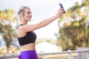 bir selfie alarak fitness modeli 