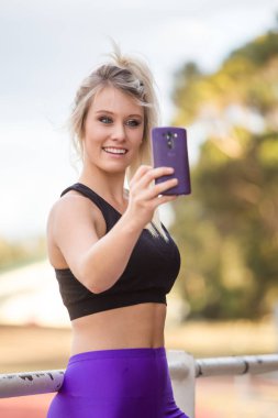 bir selfie alarak fitness modeli 