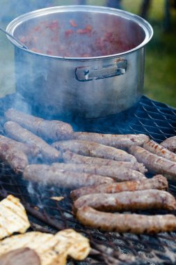 açık havada sosis pişirme 