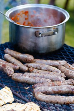 açık havada sosis pişirme 