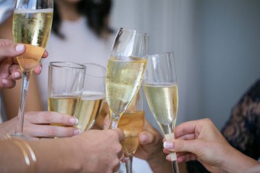 Şampanya ile tezahürat insanlar