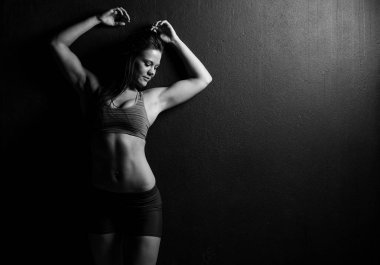 Su kuyusu yapılı esmer fitness modeli 