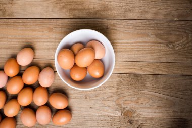 kahverengi yumurta bir kapta 