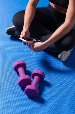 Akıllı telefon kullanan kadın 