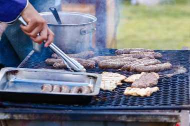 sosis pişirme kişi 