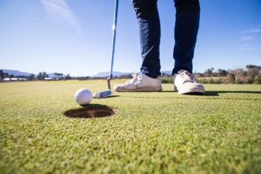 Bir golf topu geniş açı görüntü kadar kapatın 