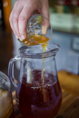 Adım adım nasıl Kombucha çayı