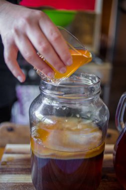 Adım adım nasıl Kombucha çayı