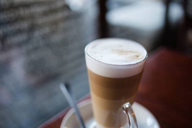 katmanlı latte kahve 