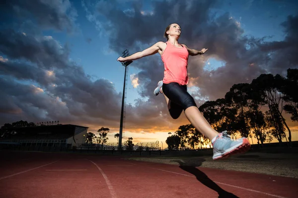 Modelo de fitness femenino estiramiento — Foto de Stock