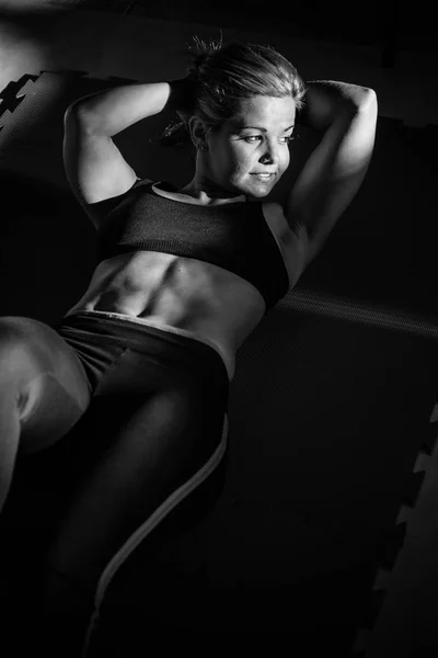 Modelo de fitness femenino haciendo ejercicio — Foto de Stock