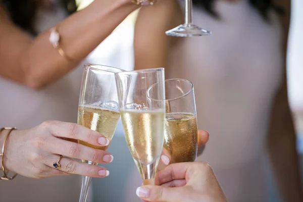 Şampanya ile tezahürat insanlar — Stok fotoğraf