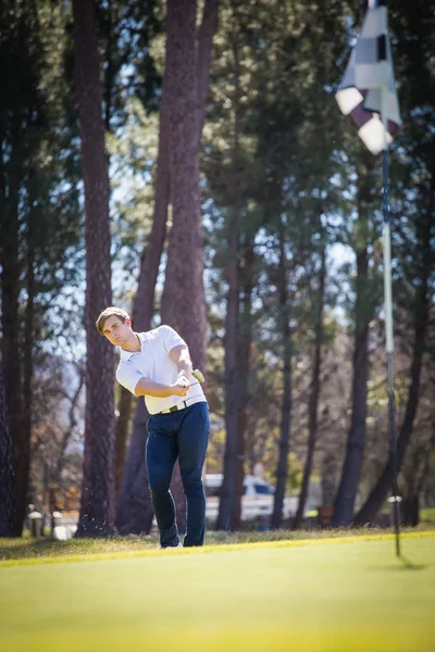 Golfista planowania jego strzał do pin — Zdjęcie stockowe