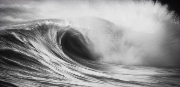 Ondas no oceano capturadas com um obturador lento — Fotografia de Stock