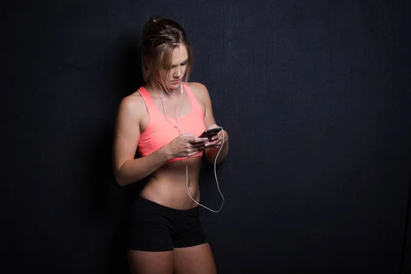 Modelo de fitness usando smartphone — Fotografia de Stock