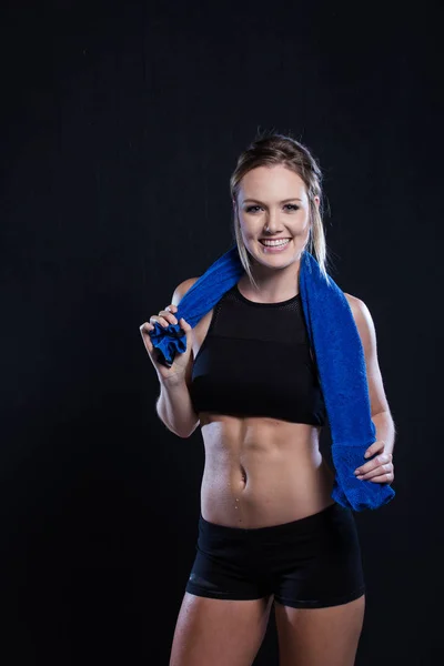 Gelukkig vrouwelijke fitness model — Stockfoto