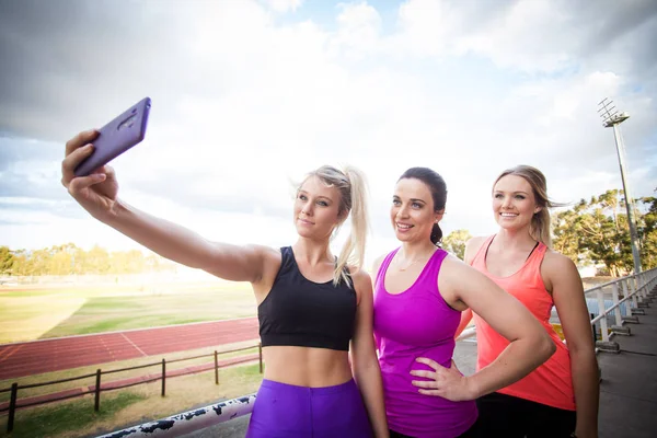 Três mulheres fitness tomando uma selfie — Fotografia de Stock