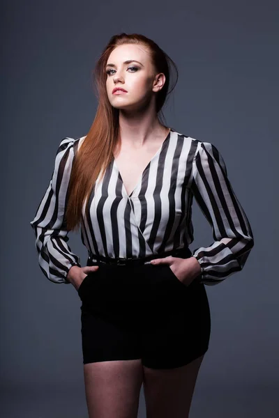 Modelo de cabelo de gengibre feminino em estúdio — Fotografia de Stock