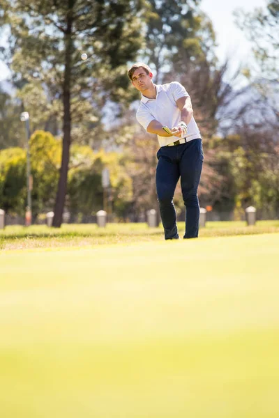 Golfer planning his shot to the pin — Stock Photo, Image